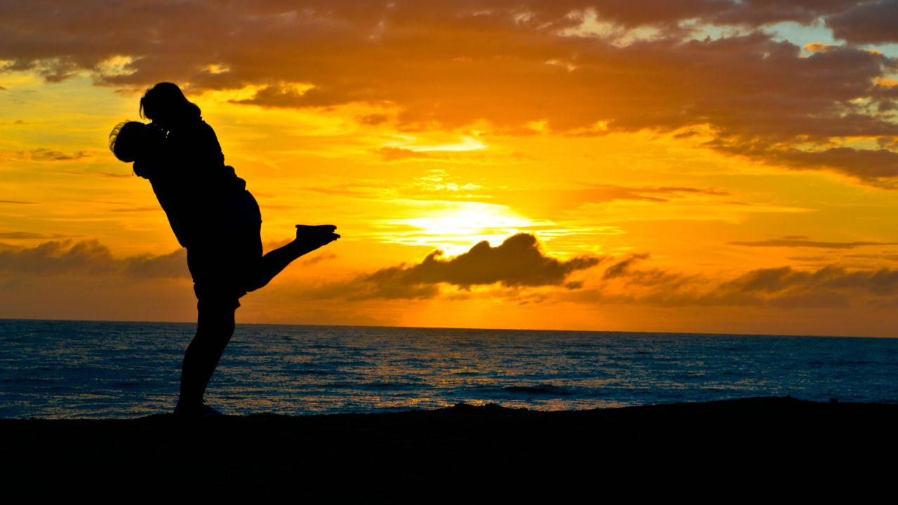 Couple 4K Wallpaper, Romantic kiss, Sunset, Silhouette, Beach, Dawn