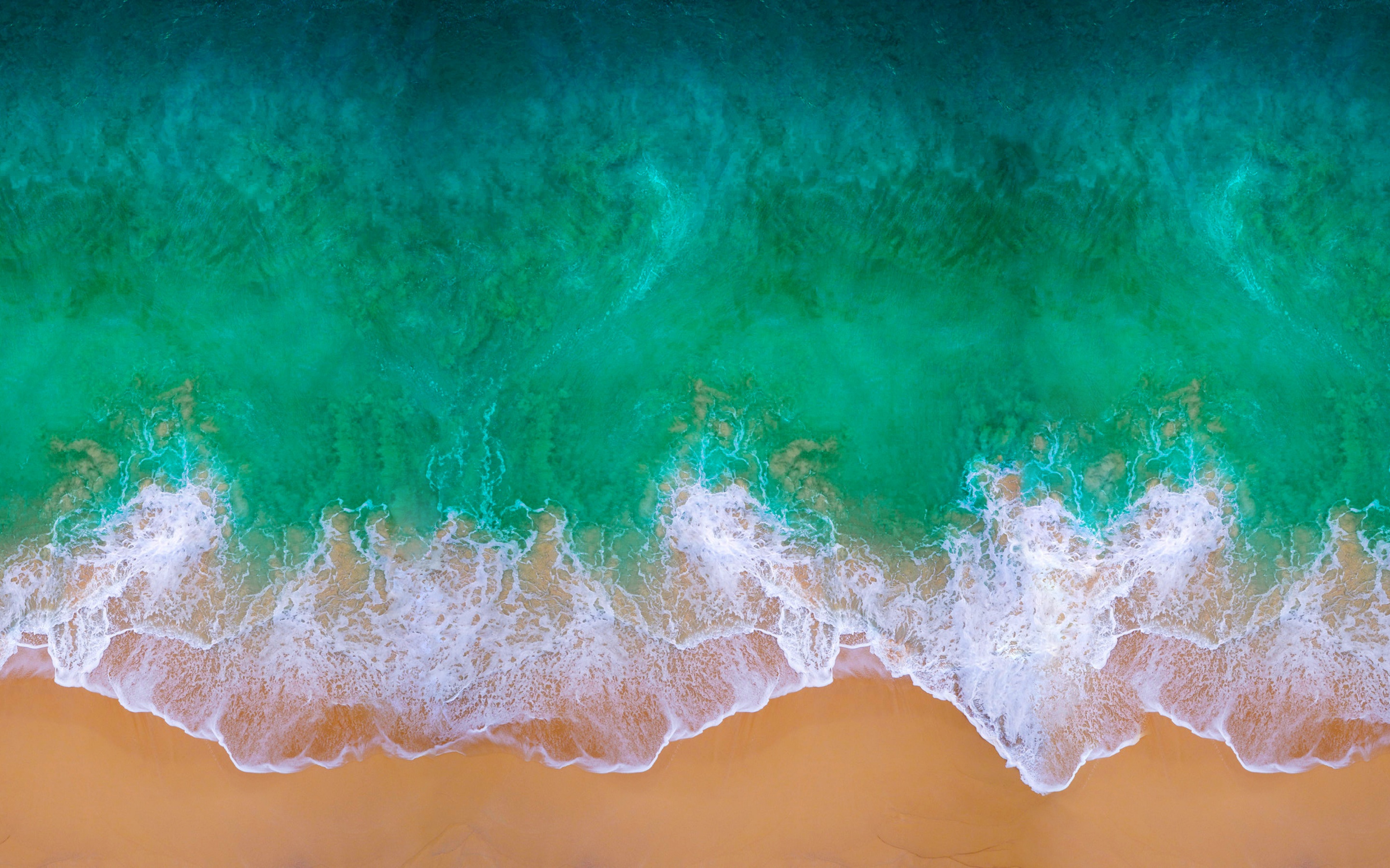 Hình nền bãi biển 4K với đường nét mềm mại, chân thực và sắc nét sẽ đem đến một trải nghiệm thú vị và sảng khoái cho người dùng. Cảm giác như đang đứng trước bãi biển đầy mơ mộng, cát trắng và nước xanh như lam.