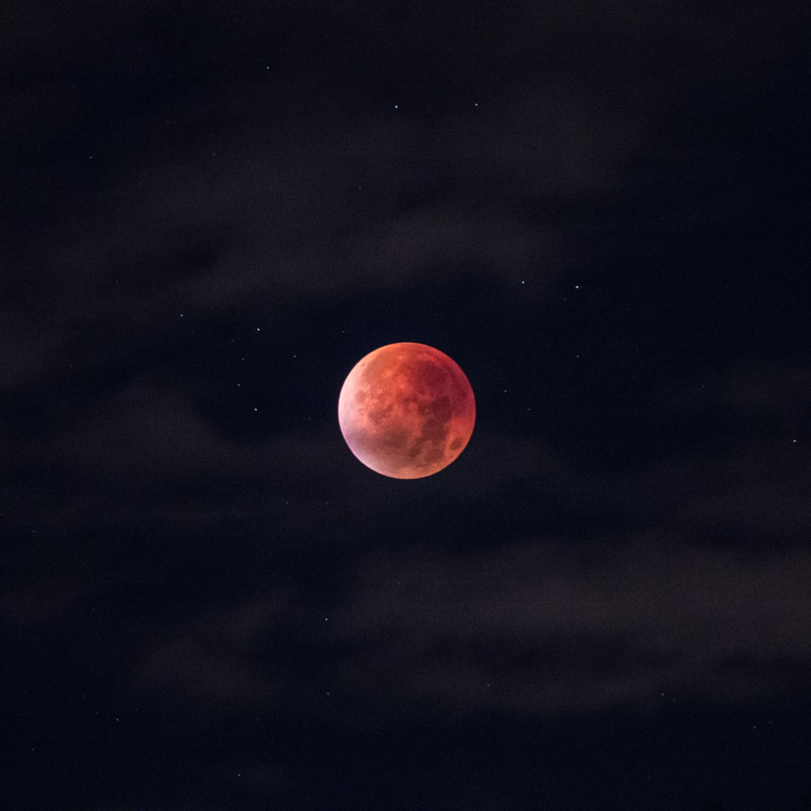 Купить кровавая луна. Полнолуние суперлуние, Кровавая Луна. Кровавая Луна затмение. Лунное затмение красная Луна. Лунное затмение фото из космоса.