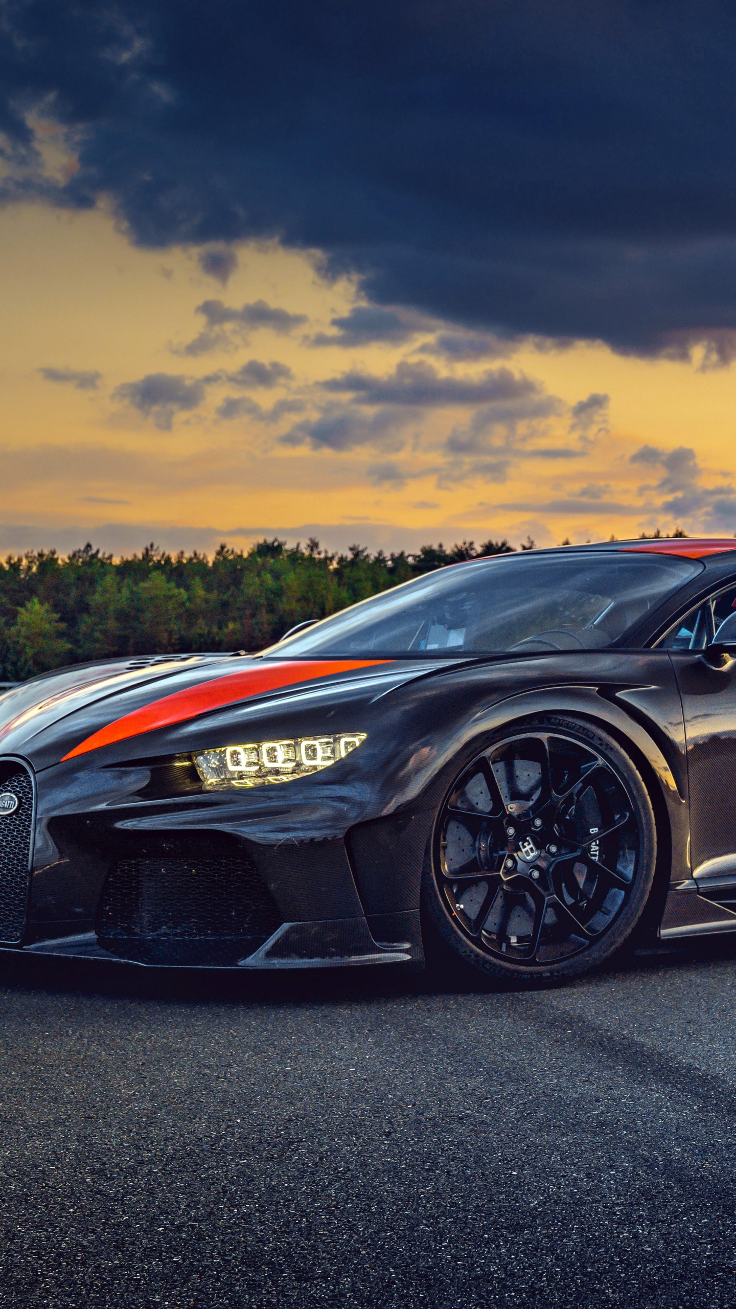 Tận hưởng cảm giác tốc độ mạnh mẽ với hình nền Bugatti Chiron Super Sport 300+, 4K, 5K, 8K. Bạn sẽ bị cuốn hút vào những khung cảnh đẹp như mơ với tốc độ kinh hoàng của siêu xe này.