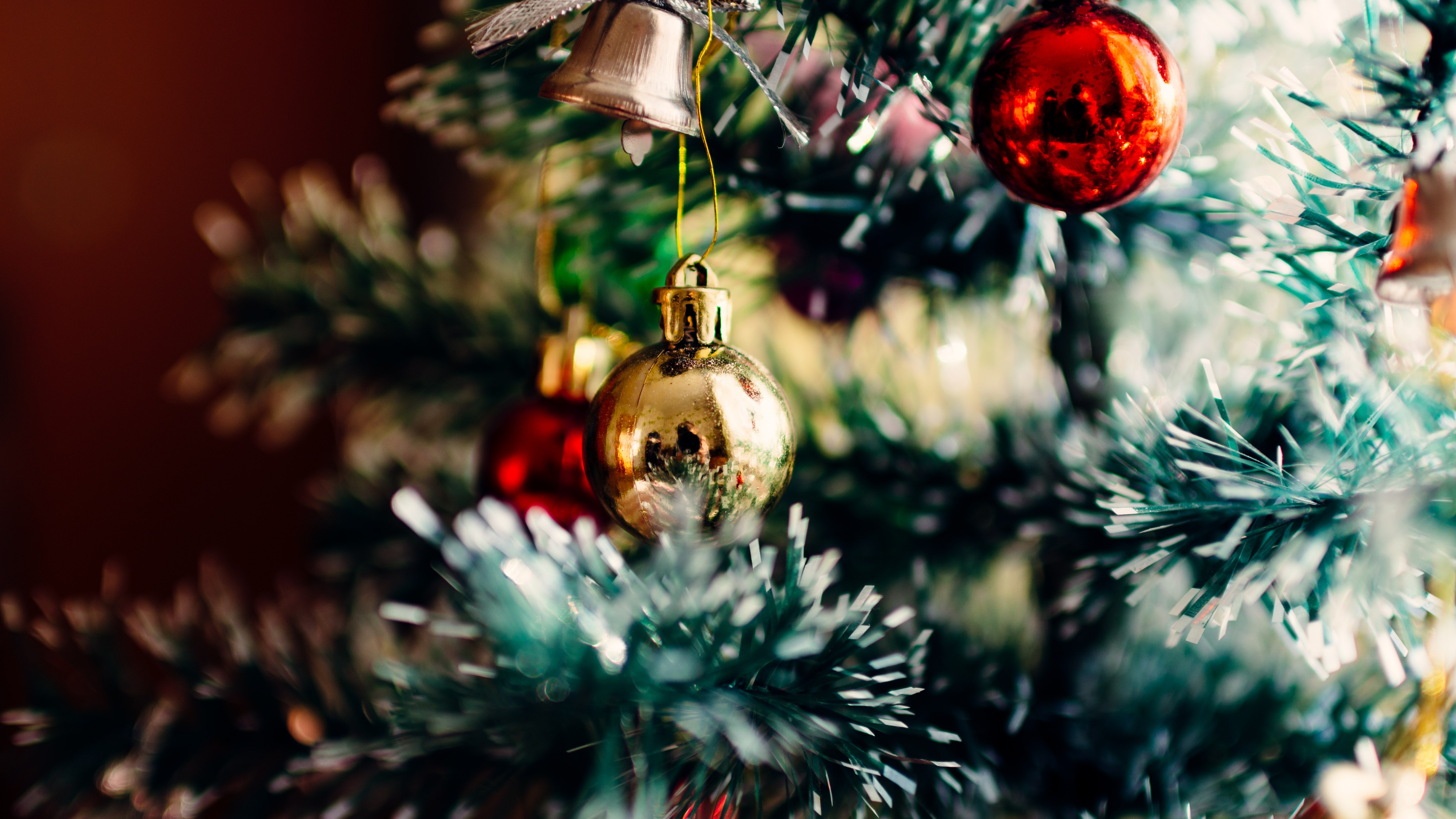 https://4kwallpapers.com/images/wallpapers/christmas-decoration-christmas-balls-christmas-tree-5k-6016x3384-3871.jpg