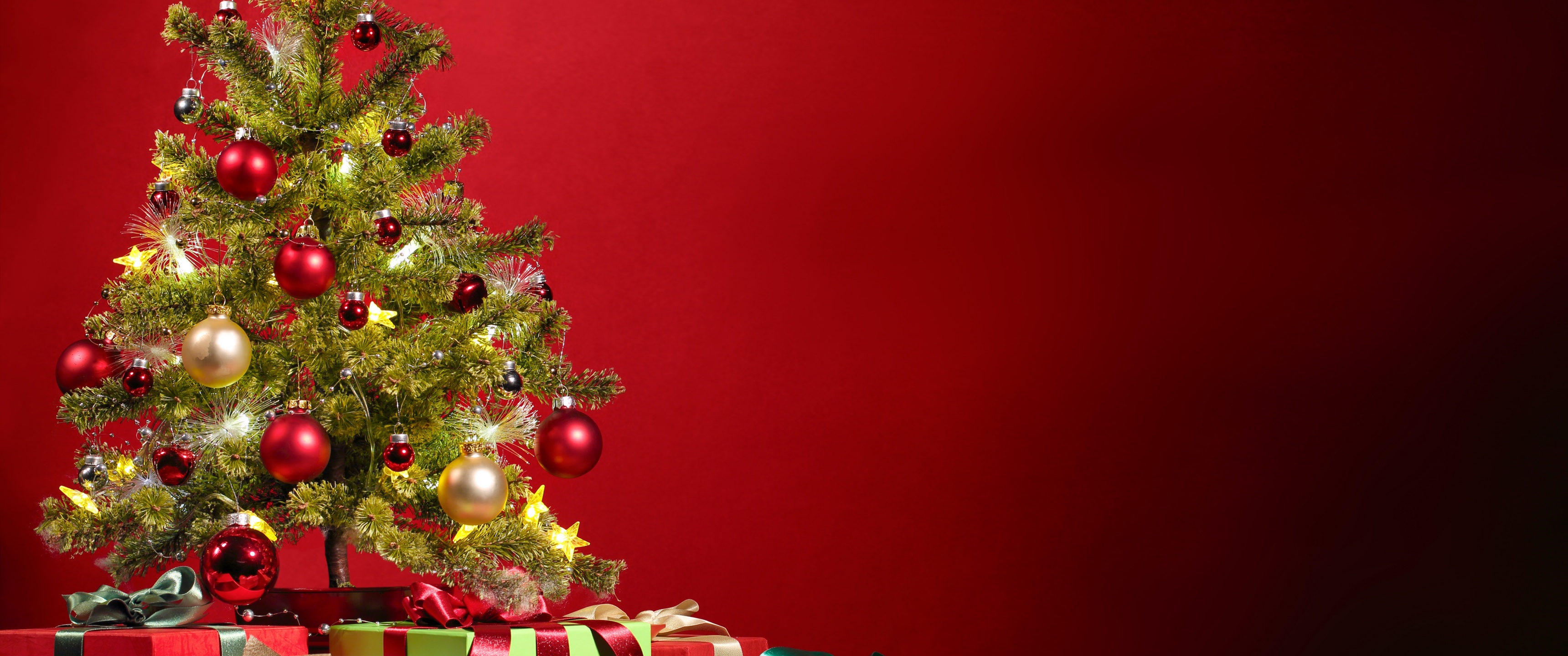 Sẵn sàng cho Tết nguyên đán? Bức ảnh nền desktop 4K về cây Giáng sinh và trang trí đón Tết tại đây để giúp bạn chuẩn bị tốt hơn cho những ngày Tết truyền thống sắp tới! Hình nền lung linh và đầy màu sắc này sẽ giúp cho không gian của bạn trở nên ấm áp và đầy niềm vui của mùa Giáng sinh.