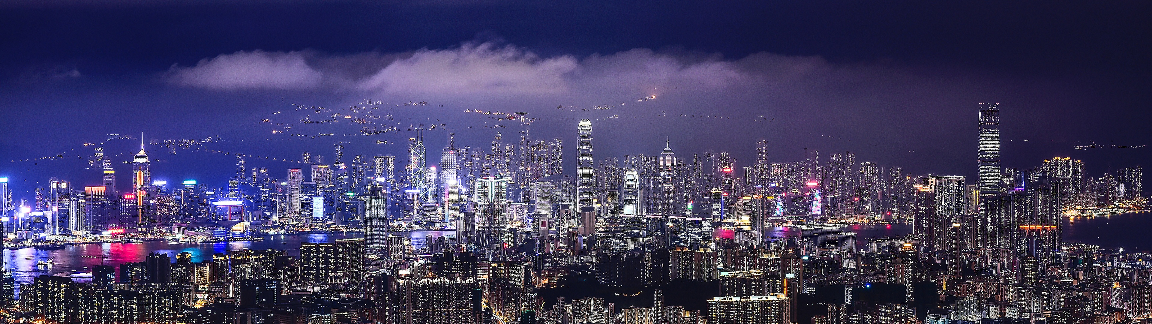 Hình nền phố đêm Hong Kong: Chạm vào sự hoàng tráng và lãng mạn với hình nền phố đêm Hong Kong lung linh. Địa điểm này chắc chắn sẽ làm bạn ngây ngất với các ánh đèn neon đầy màu sắc và sự sống động của con phố.