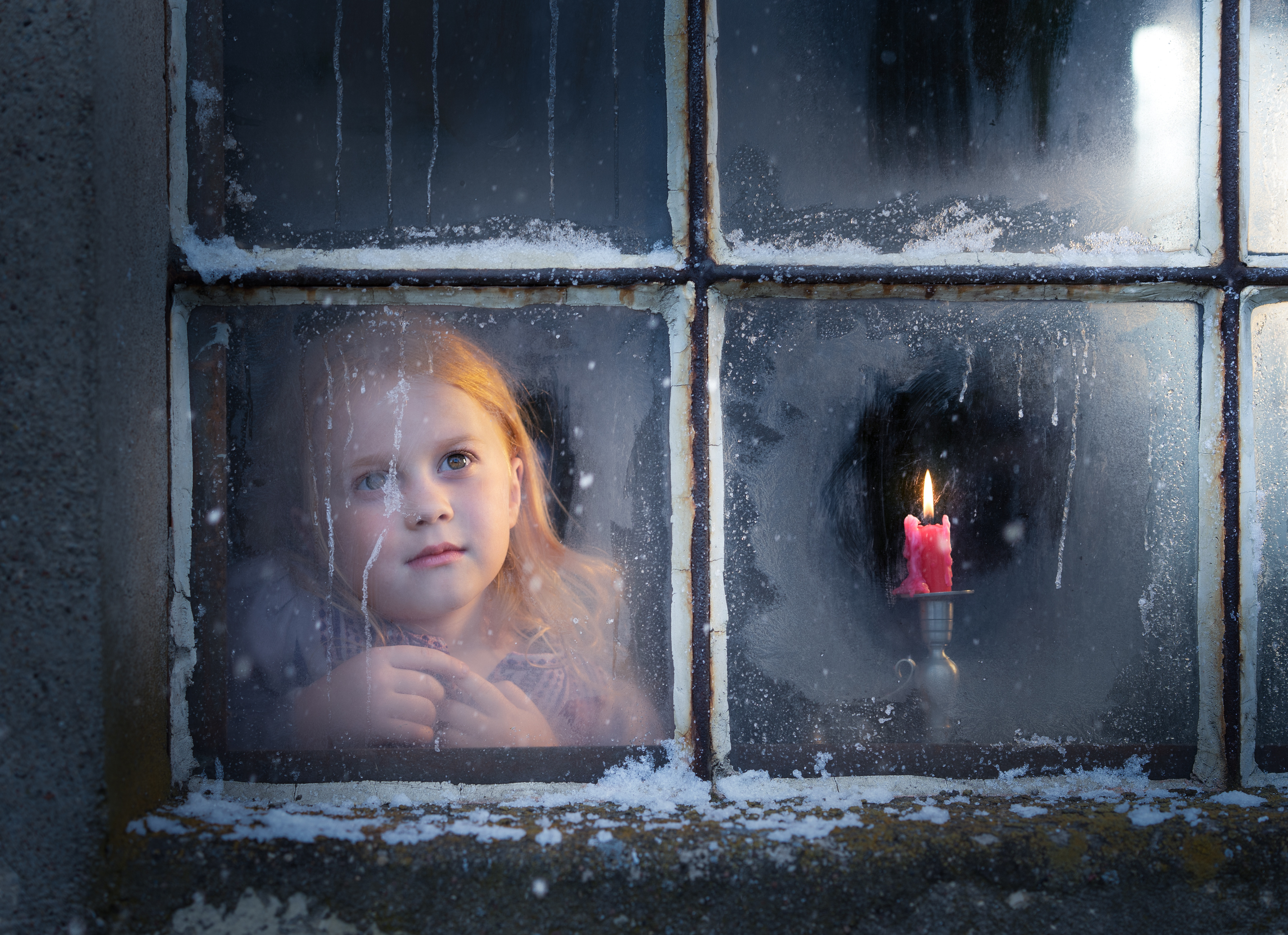 Посмотри в окно найди. Девочка у окна. Девочка у окна зимой. Зимнее окно. Девочка у зимнего окна.