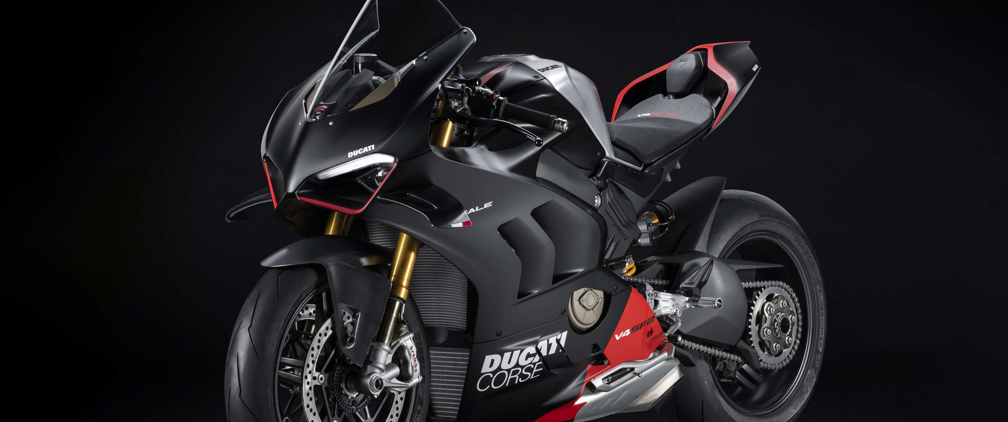 Hình nền Ducati Panigale V4 SP2 4K, nền đen, màu đen là lựa chọn hoàn hảo cho những người yêu thích xe moto. Với sắc đen tuyệt đẹp, hình nền này giúp cho chiếc máy của bạn trông thật đẳng cấp và mạnh mẽ. Hải phóng trên con đường cùng chiếc xe của mình và đừng quên lưu giữ hình nền đẹp này.