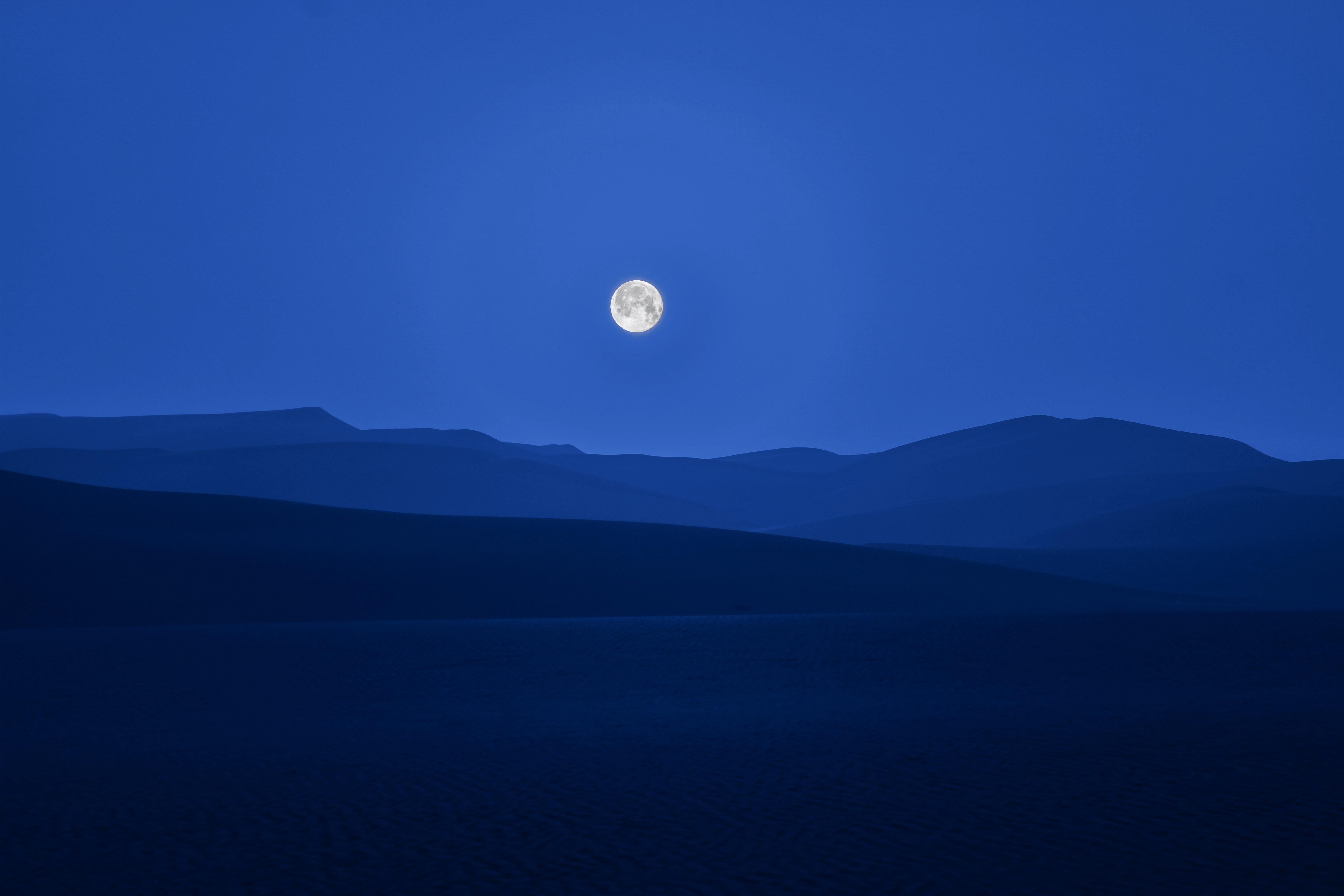 Ночь с луной 4. Луна обои. Голубая Луна. Утренняя Луна.