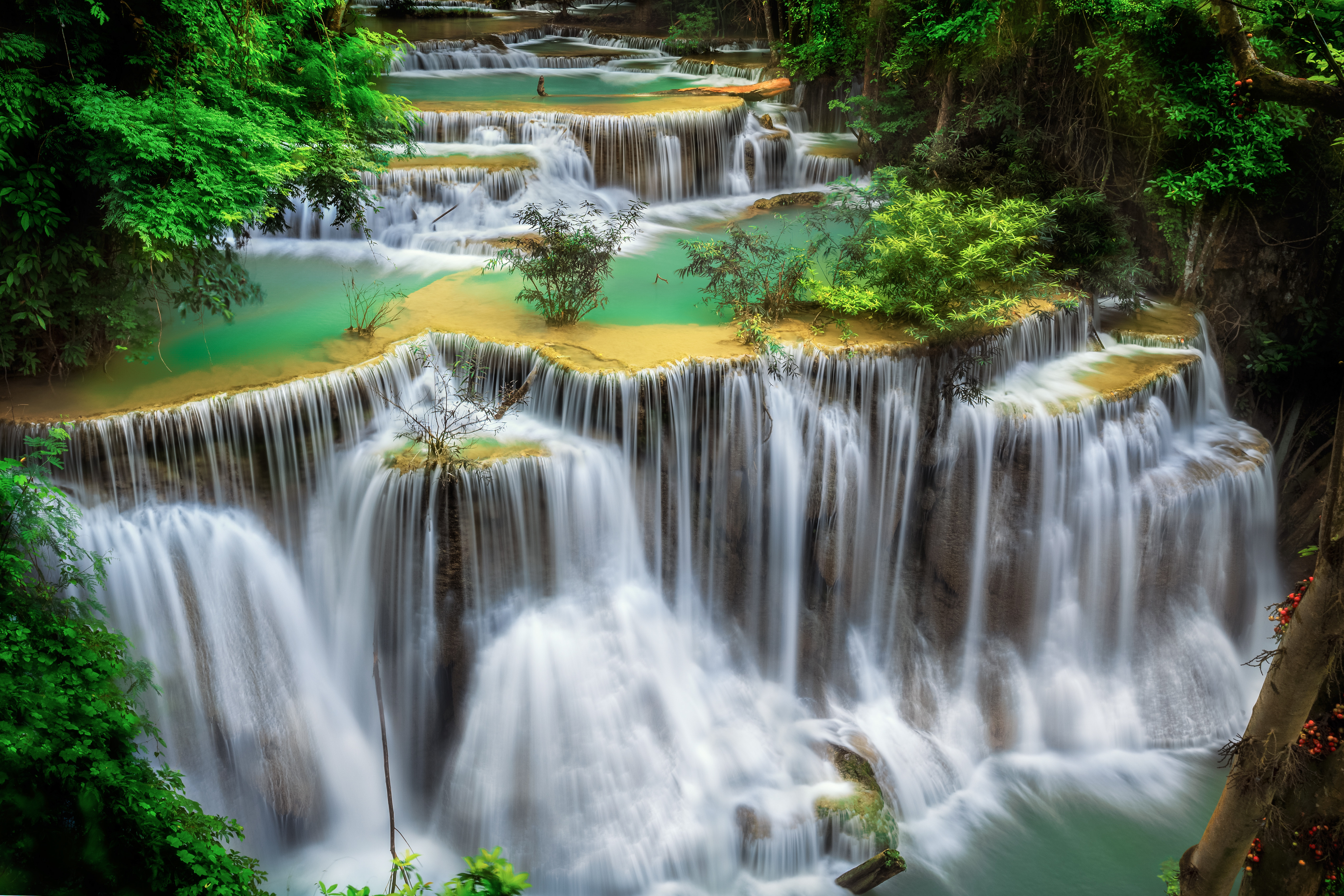 Обои красивые водопады. Водопад Эраван Таиланд. Водопад Хуай Mae камень. Таиланд.. Национальный парк Эраван.