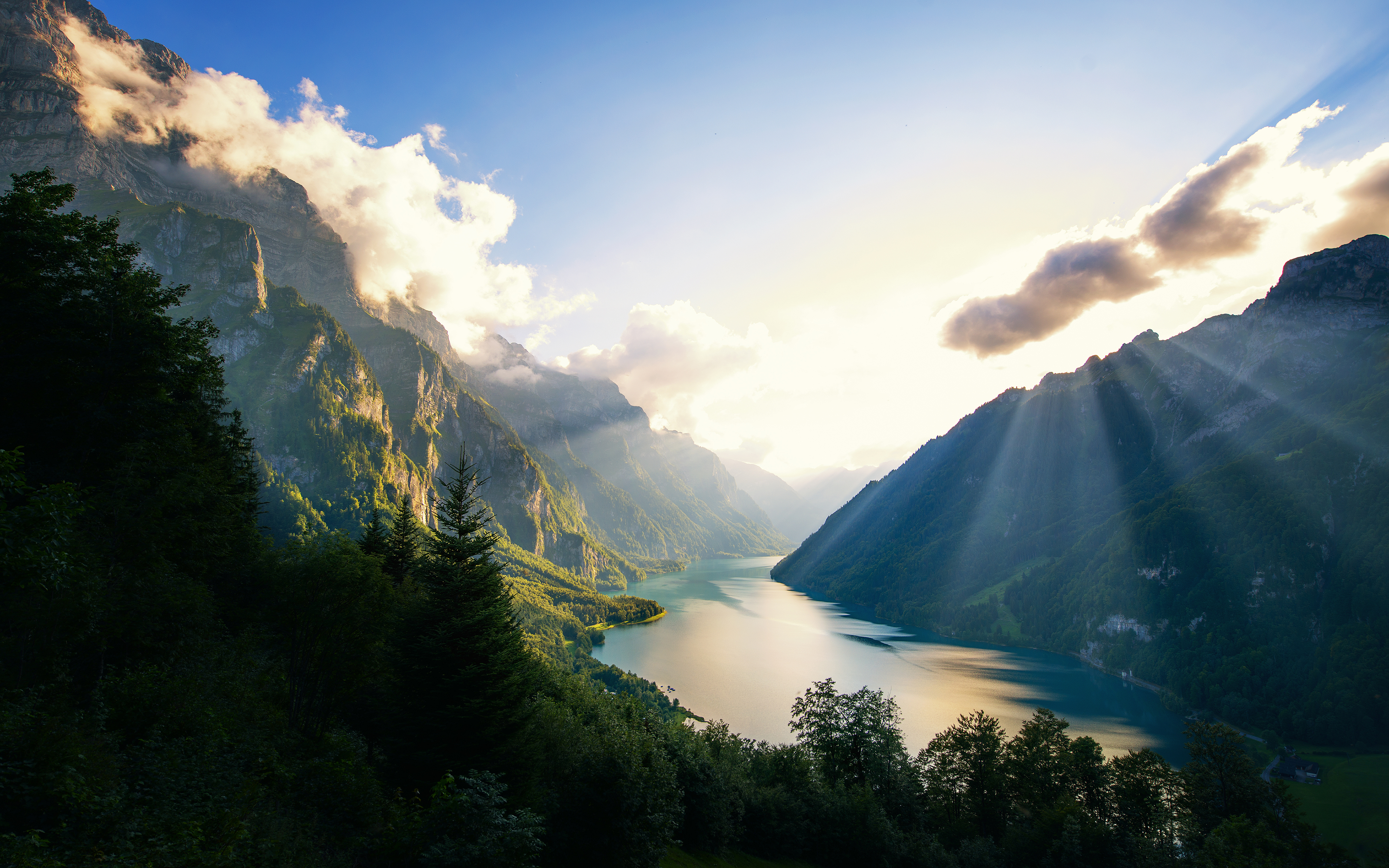 Между гор и леса. Озеро Зееальп, Швейцария. Швейцария клентальское озеро.
