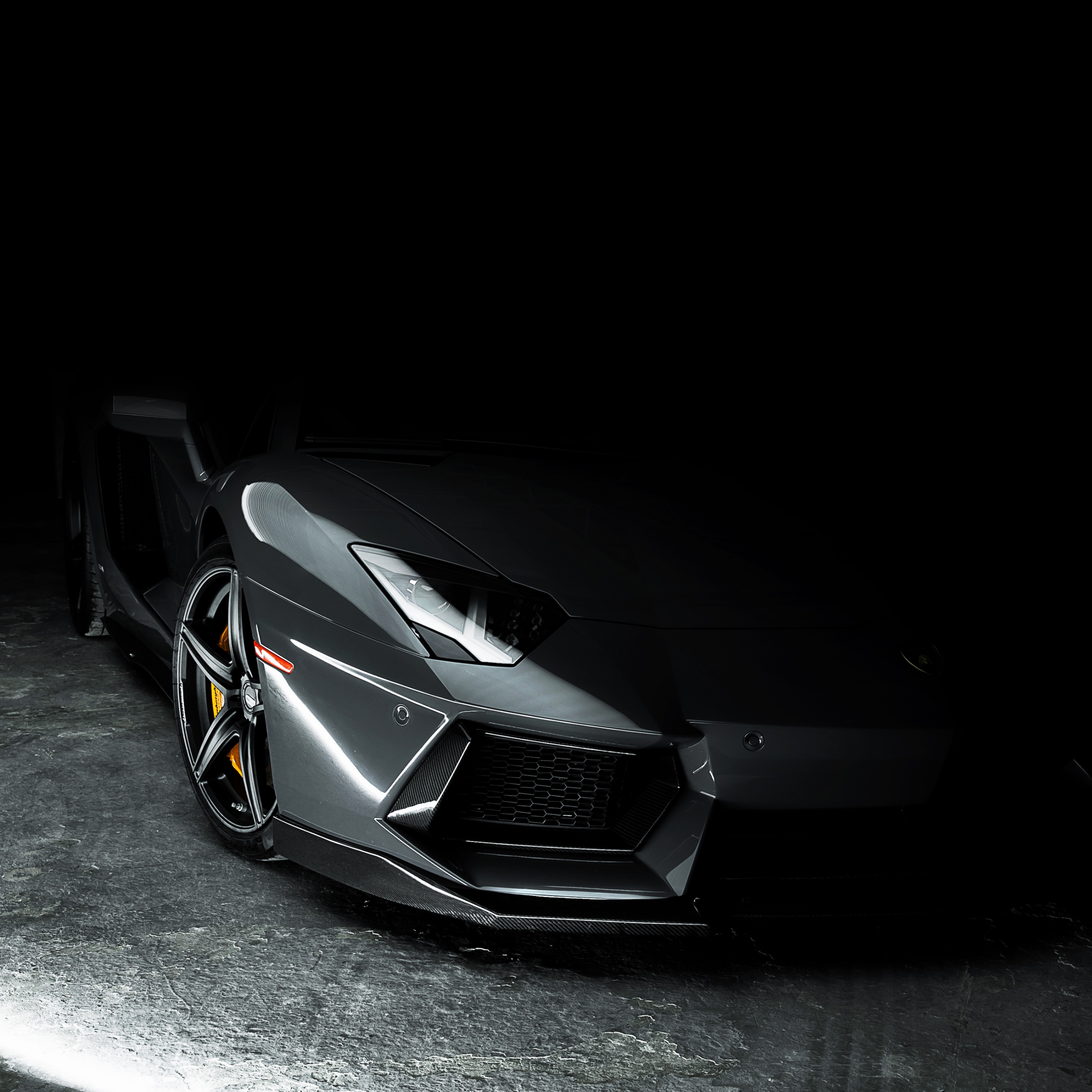 Nếu bạn là một fan của Lamborghini Aventador, hình nền này sẽ khiến bạn mê mẩn ngay từ cái nhìn đầu tiên. Với màu xám và đường nét tinh tế, hình ảnh chiếc xe hơi này trông quá chất lượng và sang trọng. Hãy ngắm nhìn nó trên nền tối để cảm nhận vẻ đẹp hoàn hảo của nó.