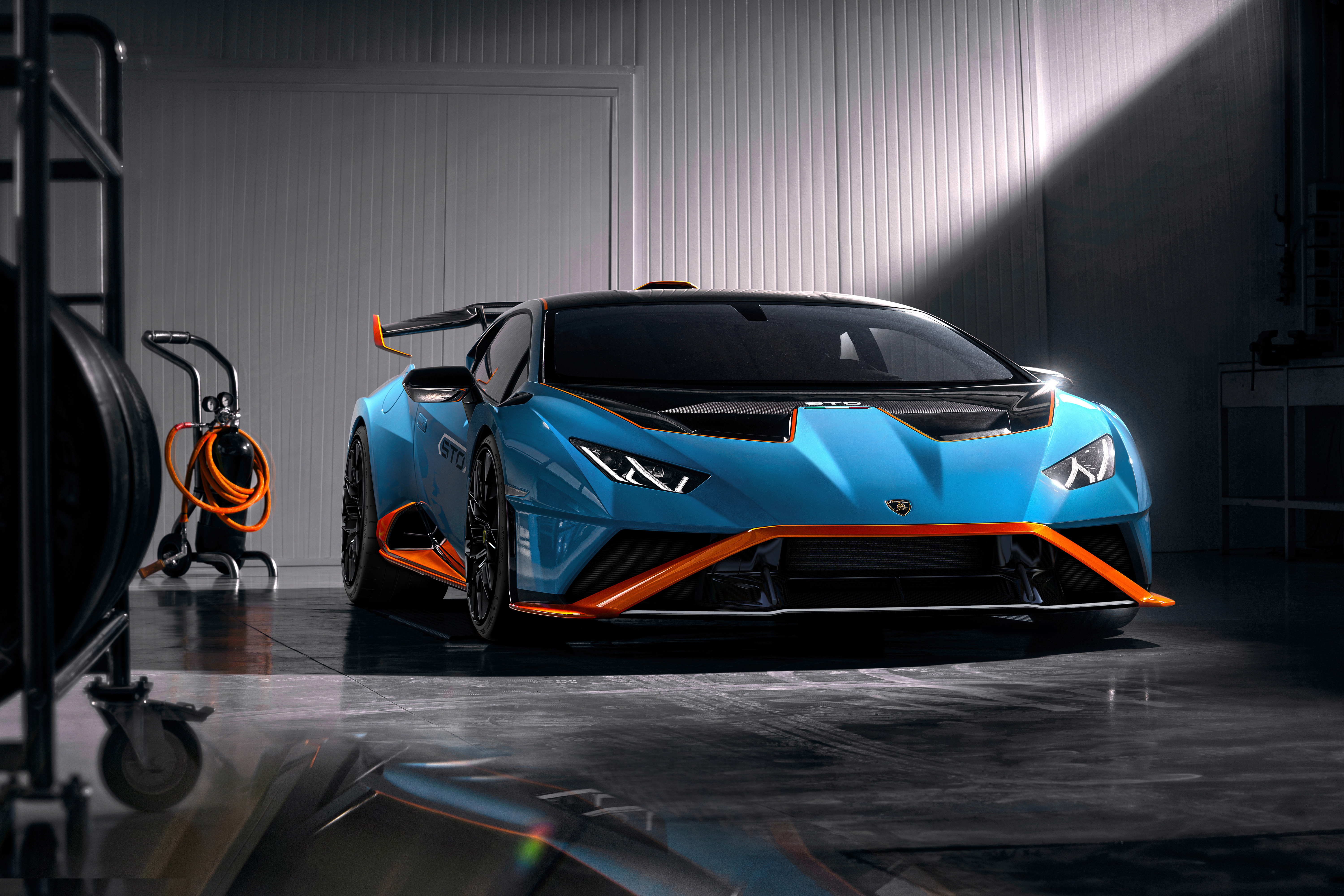 Siêu xe Lamborghini Huracán STO được phát triển từ kinh nghiệm của đội đua và sử dụng công nghệ tiên tiến nhất. Đây là một trong những mẫu xe thể thao hàng đầu trên thế giới. Bạn sẽ bị thu hút bởi kiểu dáng mạnh mẽ, tốc độ đáng kinh ngạc và trải nghiệm lái xe thật tuyệt vời.