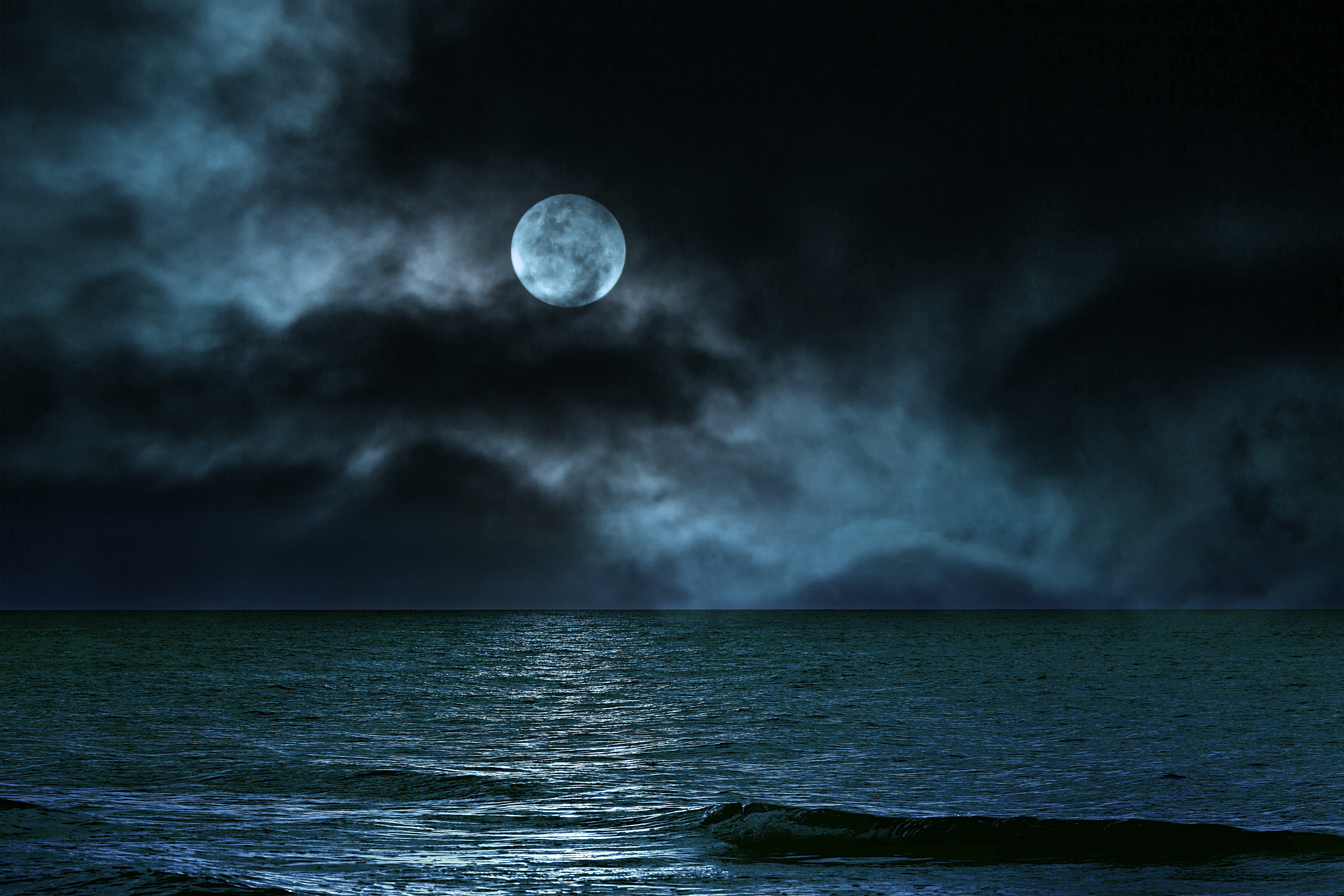 Небе погаснет луна. Ночное море. Ночь в море. Ночь Луна море. Лунное небо.