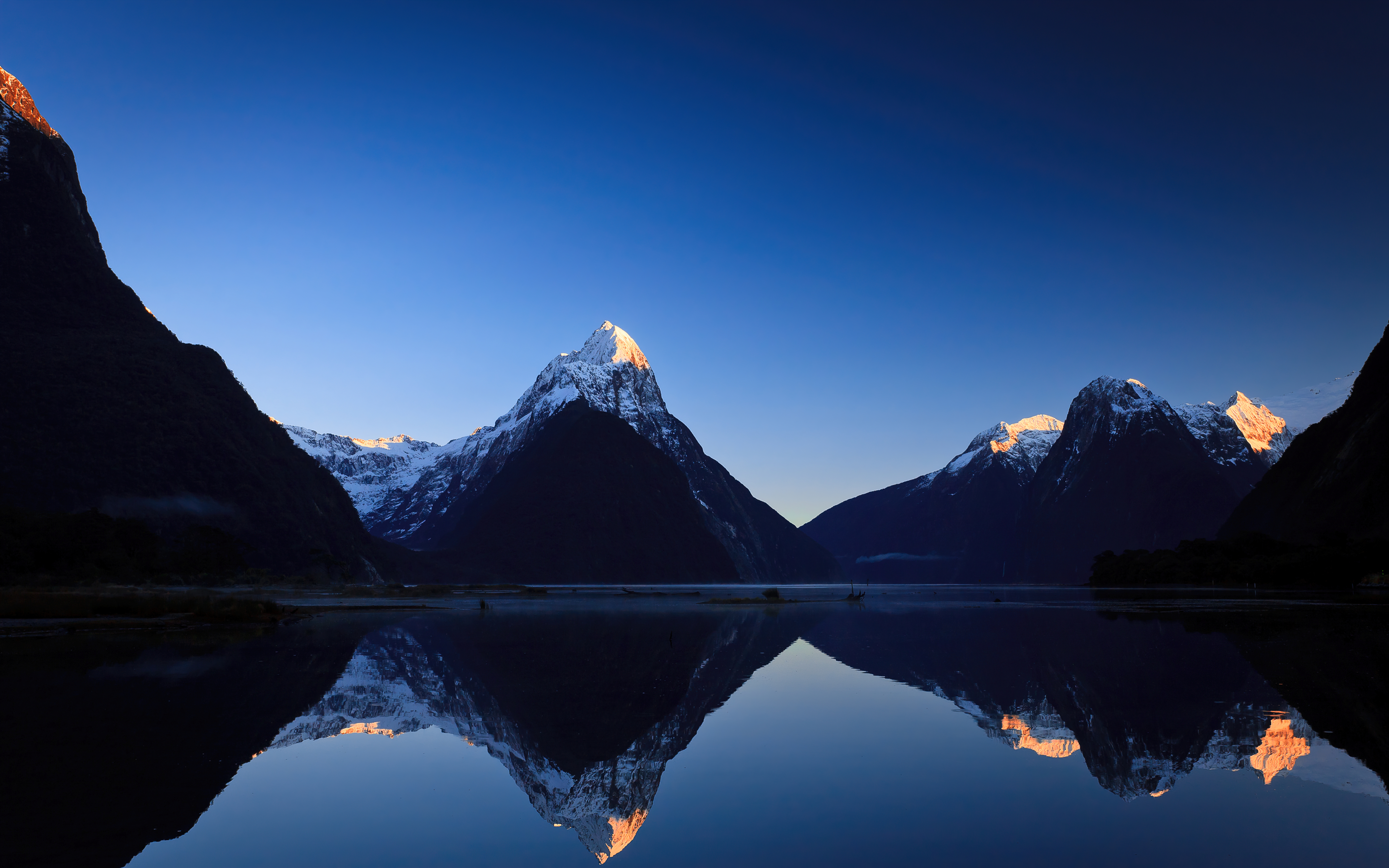 Обои стола 1366. Милфорд саунд новая Зеландия. Фьорд Милфорд-саунд в новой Зеландии. Гора Таранаки новая Зеландия.