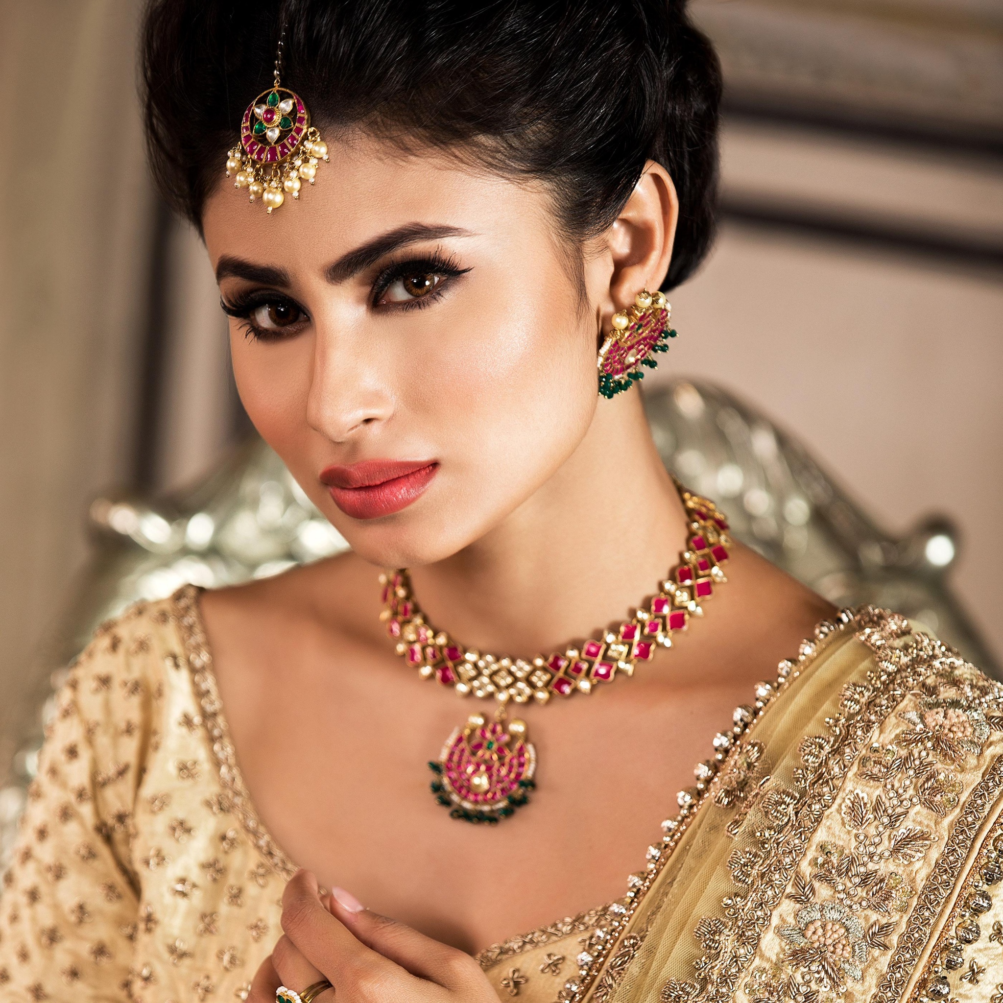 Mouni Roy HD Wallpaper for iPhone, Mobile phone