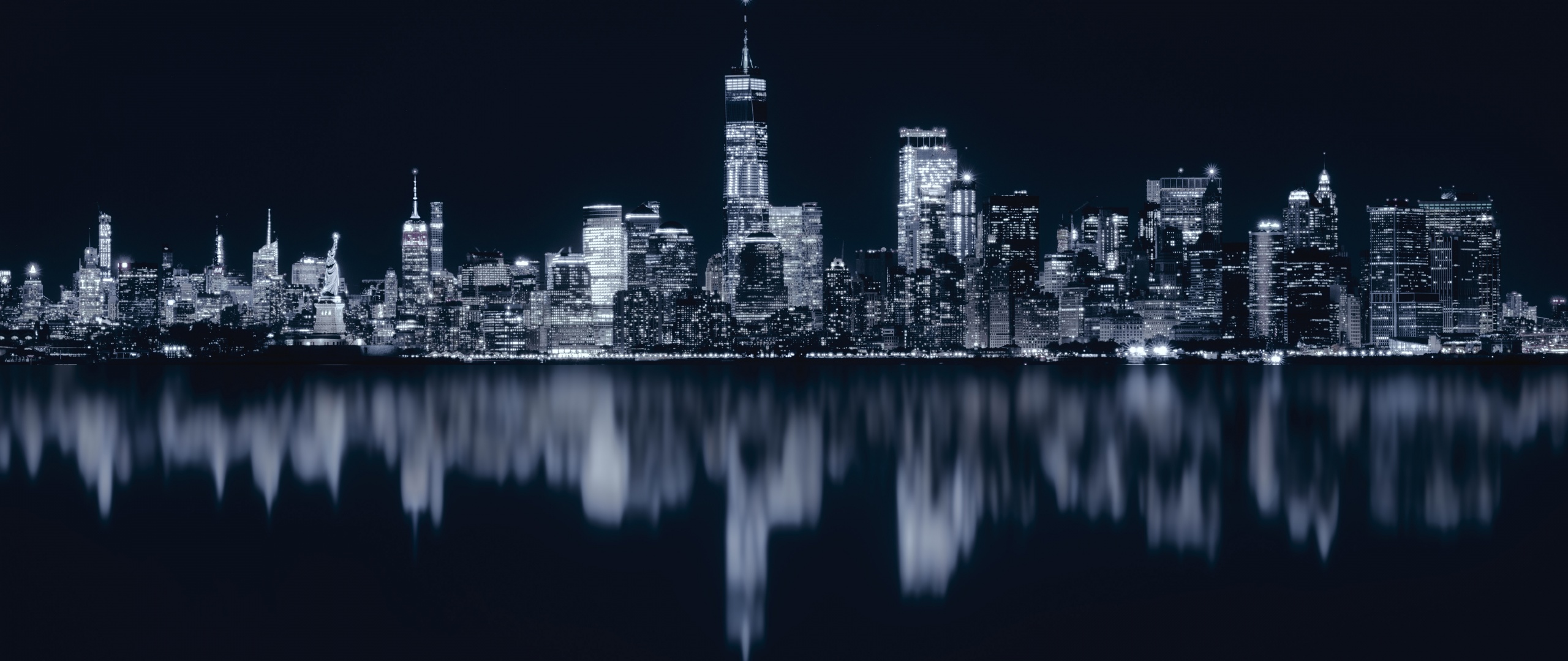 Đêm New York lung linh rực rỡ ánh đèn đầy màu sắc sẽ đưa bạn đến những khung cảnh đẹp nhất đô thị với công trình kiến trúc nổi tiếng thế giới như Empire State Building, Chrysler Building, hay cảng Manhattan. Xem hình ảnh đêm New York để trải nghiệm không khí sôi động và phấn khích của thành phố không bao giờ ngủ.