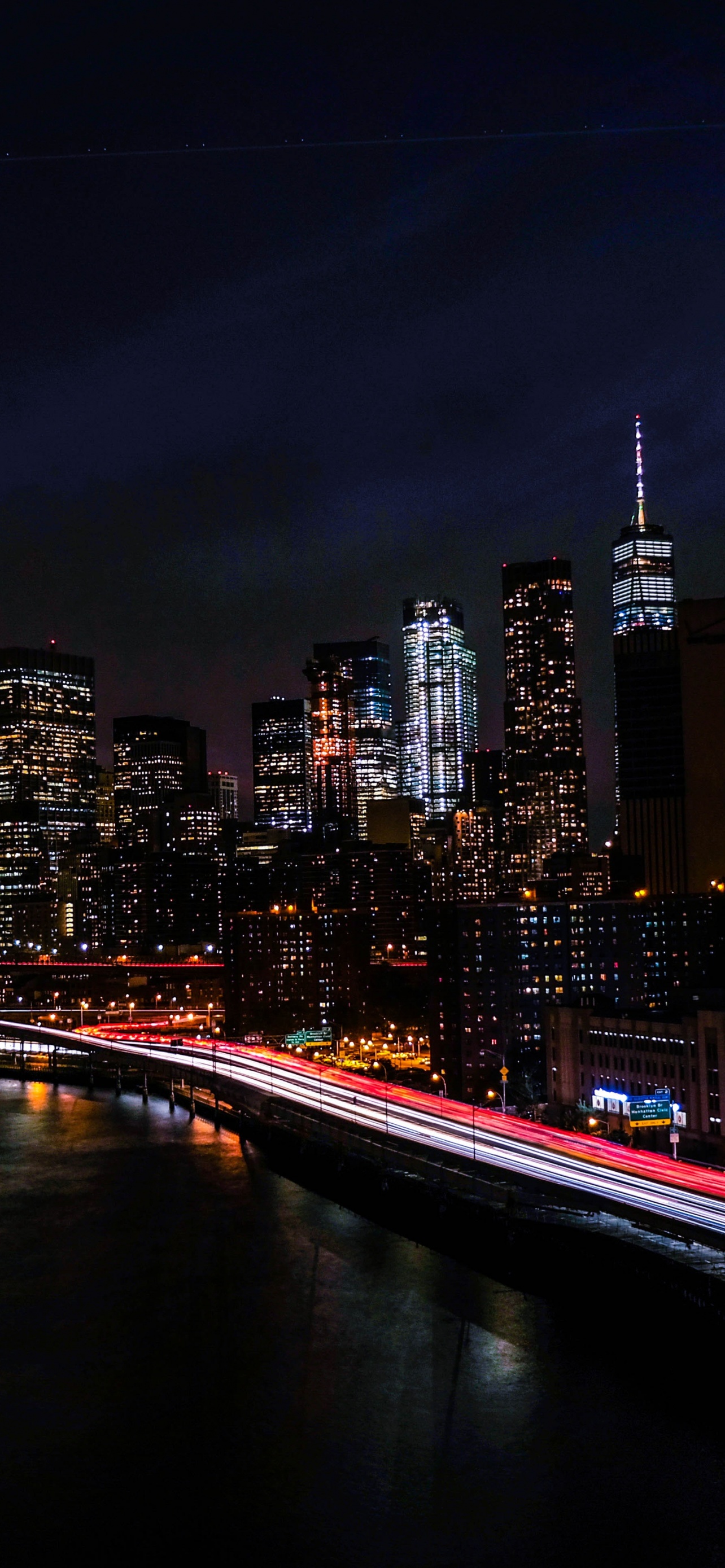 Hãy cùng ngắm nhìn vẻ đẹp rực rỡ của thành phố New York trong đêm khuya, khi những đèn neon sáng chói phản chiếu trên dòng sông Hudson. Bức ảnh đầy lãng mạn này sẽ khiến bạn phải ngất ngây và mong muốn được một lần đặt chân đến đây thử cảm giác thật sự.