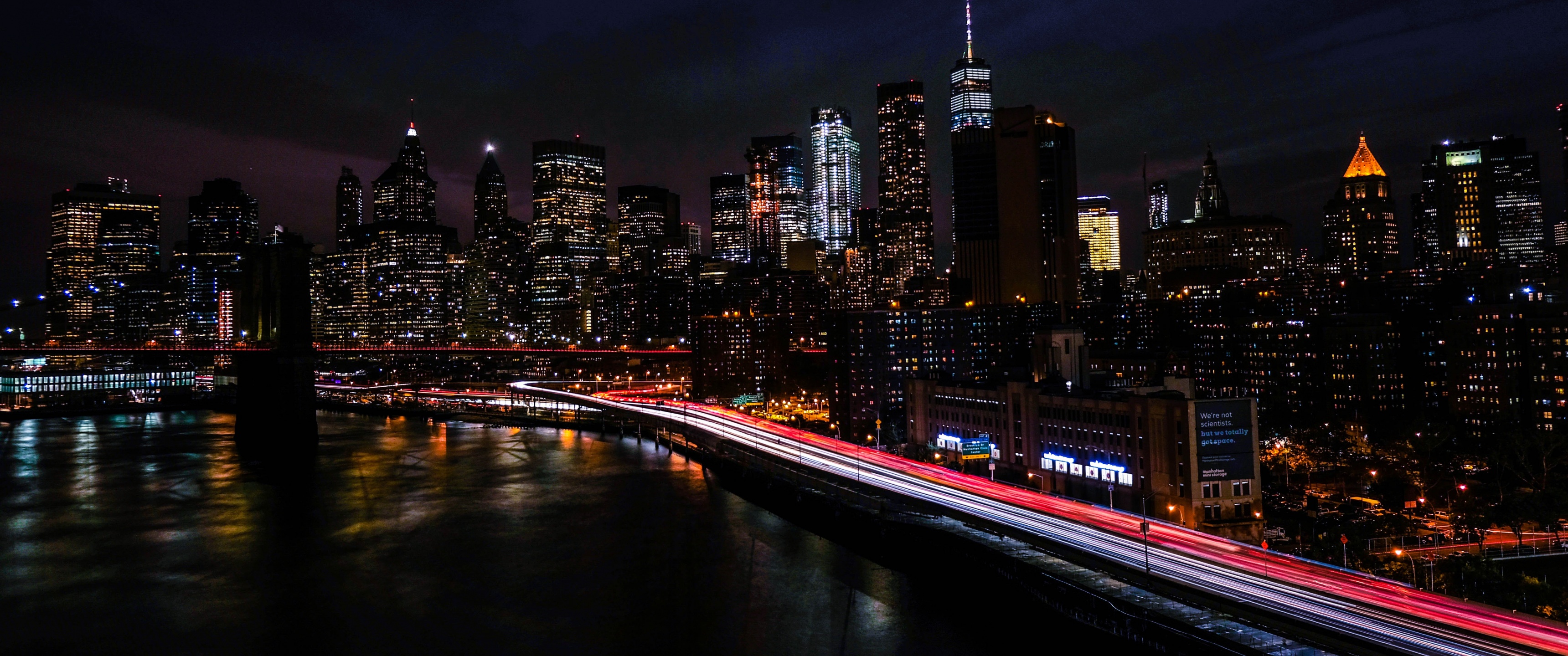 Mang vẻ đẹp hoàn hảo của thành phố New York vào màn hình của bạn với những hình nền 4K độ phân giải cao. Bầu trời đêm cùng các cityscape lung linh sẽ làm bạn phấn khích và đắm mình trong sự đẹp đến nao lòng của thành phố lớn.