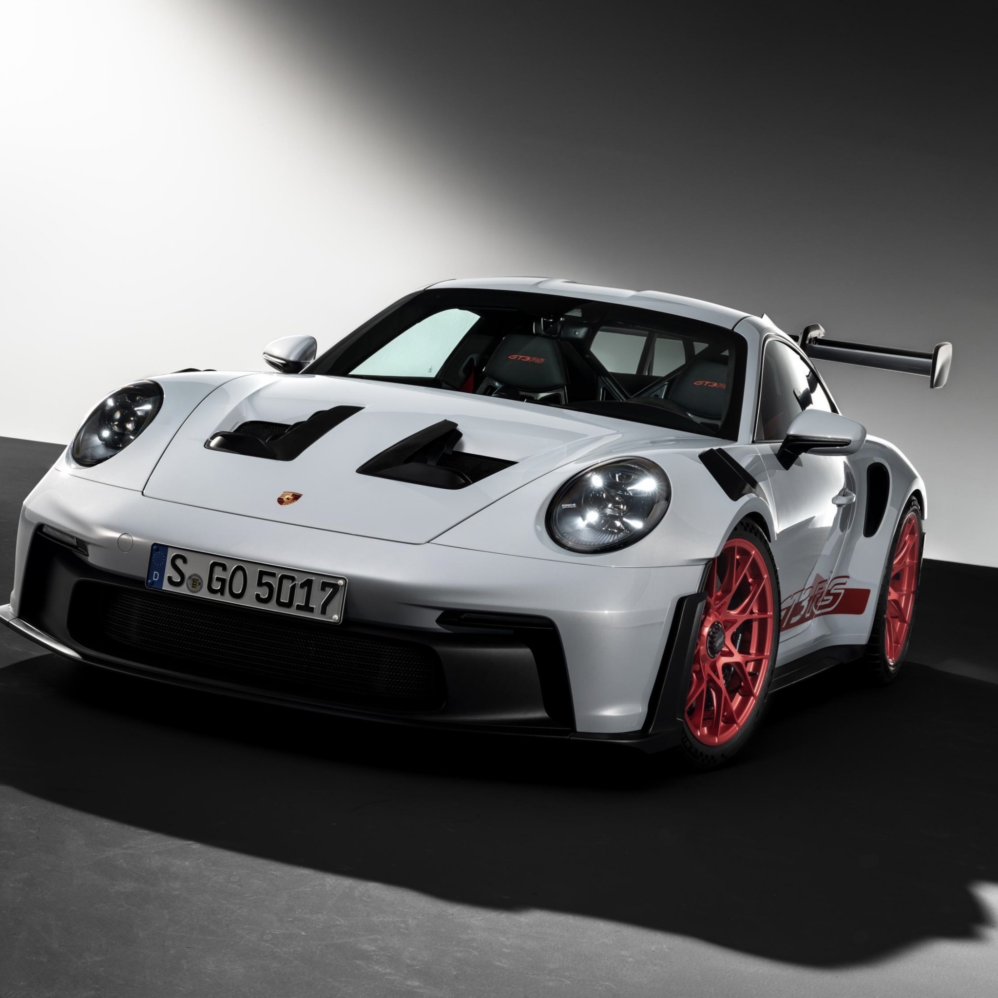 Porsche 911 GT3 RS - Được trang bị động cơ cực mạnh và hệ thống treo vượt trội, chiếc xe thể thao Porsche 911 GT3 RS là niềm tự hào của thương hiệu xe sang danh tiếng. Hãy xem hình ảnh để cảm nhận sự hiệu quả vượt trội của chiếc xe này trên từng cung đường.