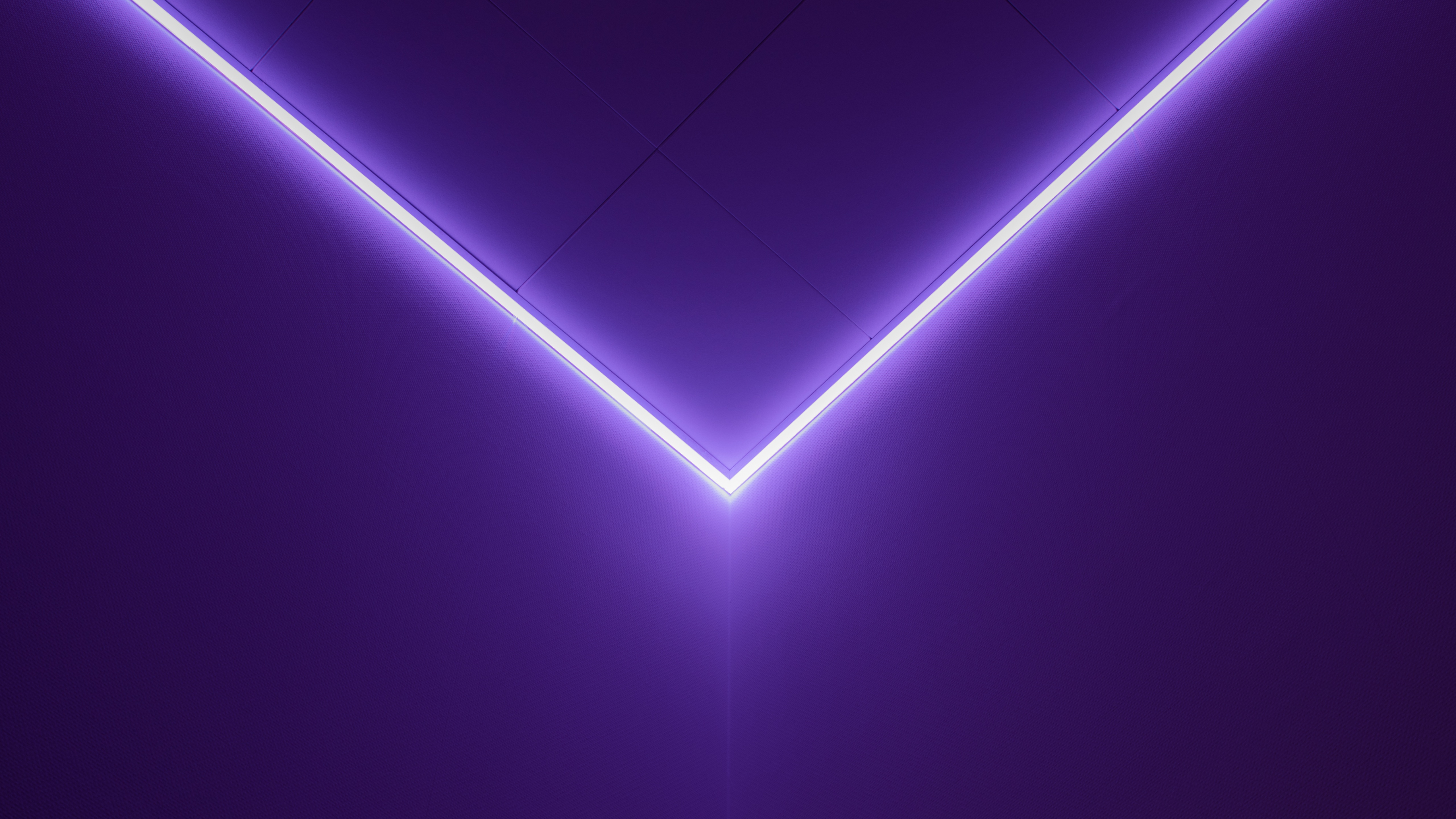 Flat violet color geometric triangle wallpaper Vector Image