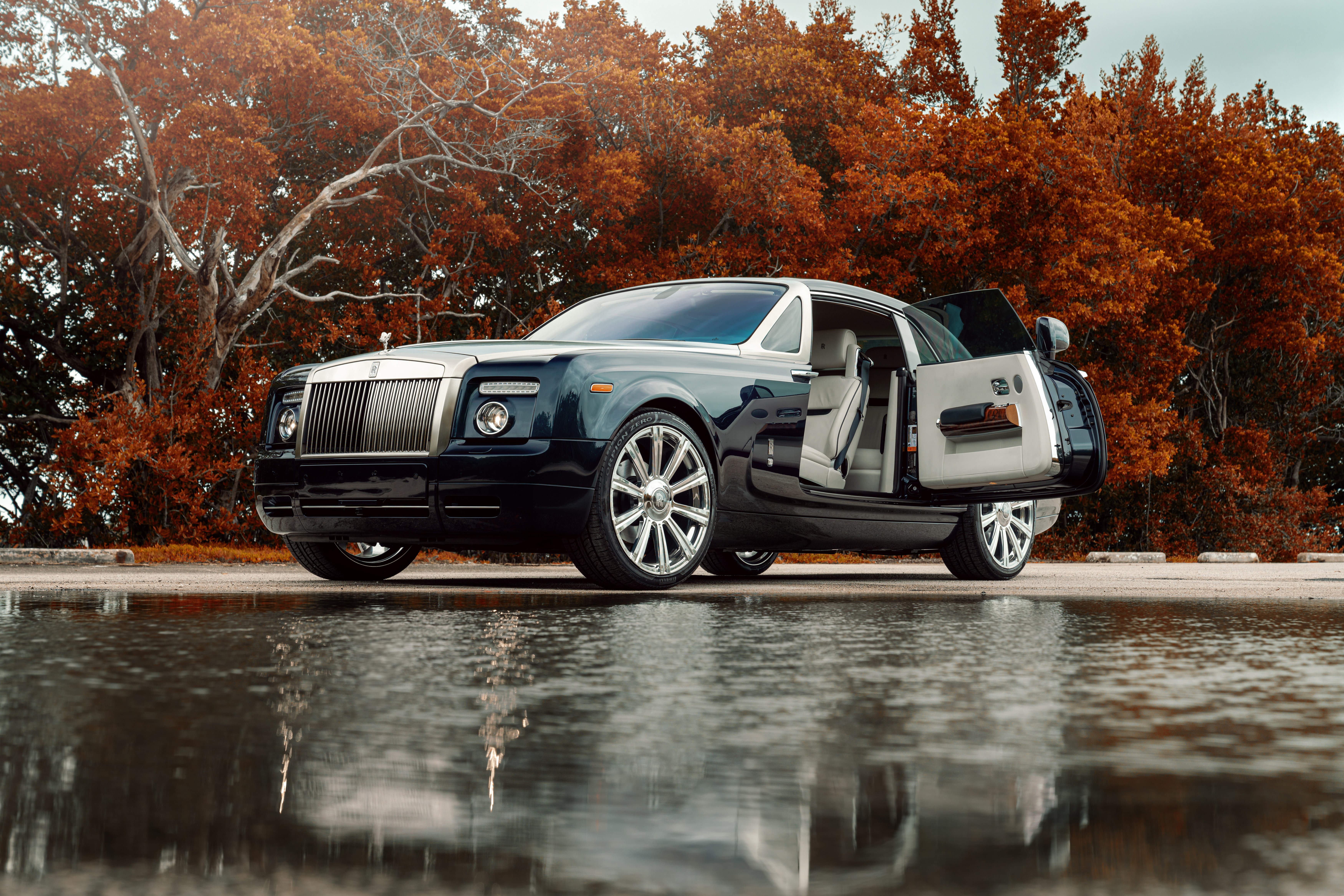 Đắm mình trong thế giới siêu xe hạng sang với Rolls-Royce Phantom 4K đầy uy lực và sang trọng. Hãy chiêm ngưỡng những hình ảnh tuyệt đẹp về siêu xe này để hiểu tại sao Rolls-Royce luôn là biểu tượng của sự hoàn hảo và quý phái. 