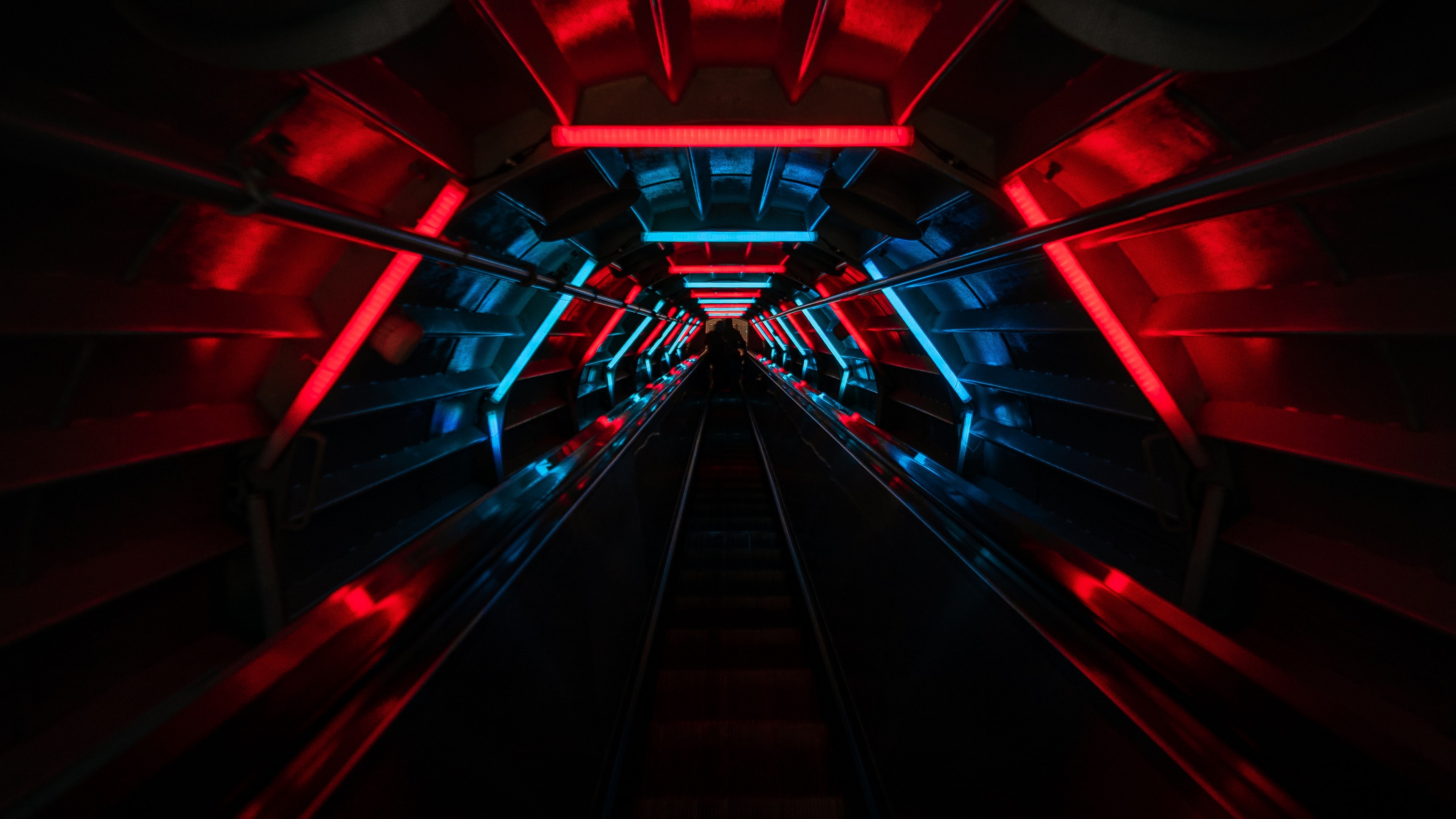 Hầm đen đỏ: Hầm đen đỏ luôn là một địa điểm hấp dẫn cho những nhà nhiếp ảnh. Hãy nhấp vào ảnh đính kèm để khám phá những bức ảnh hầm đen đỏ đầy bí ẩn và hấp dẫn.