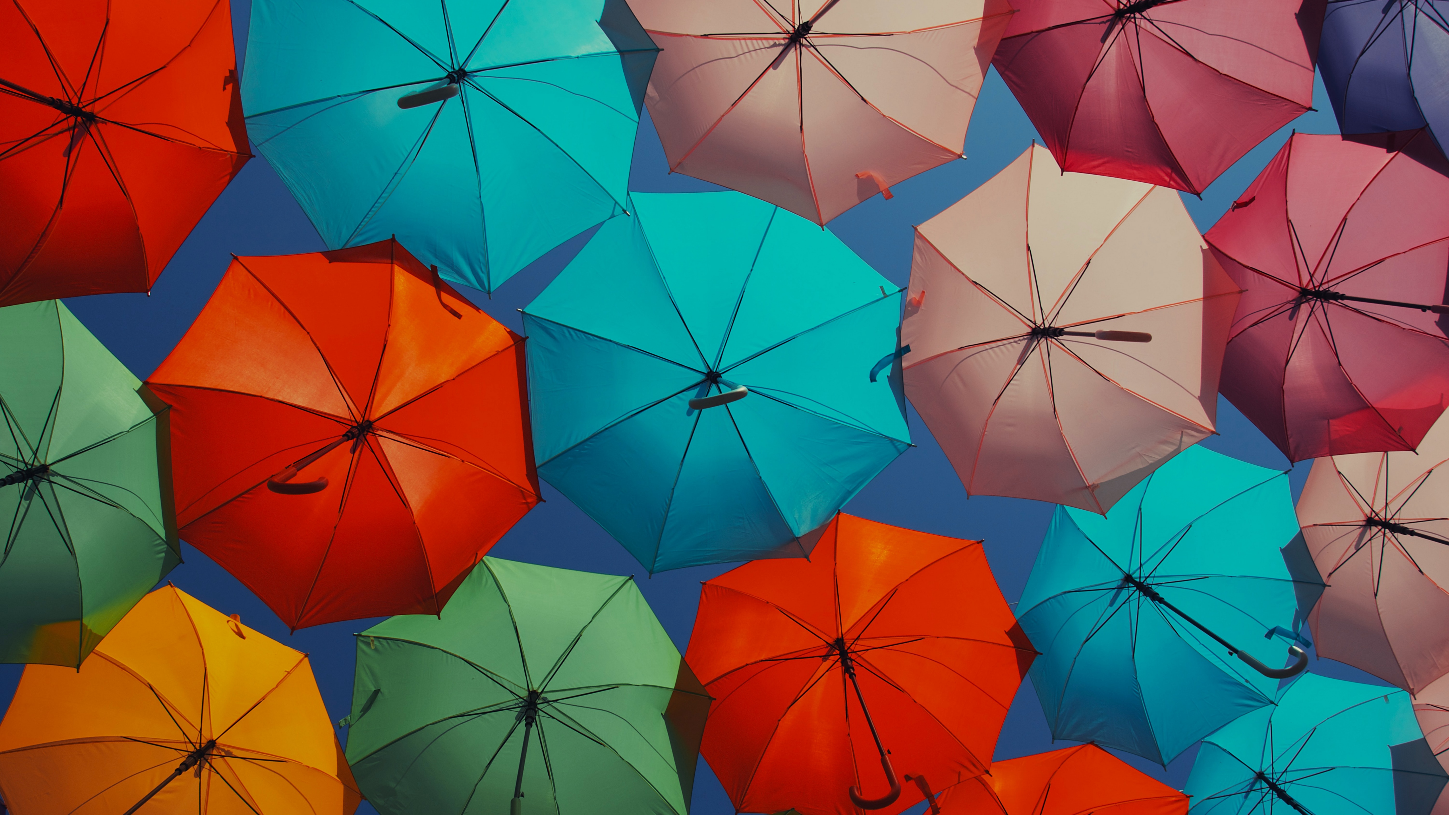 Обои зонтика. Разноцветные зонтики. Красочный зонтик. Разноцветный зонт. Фон зонтики.