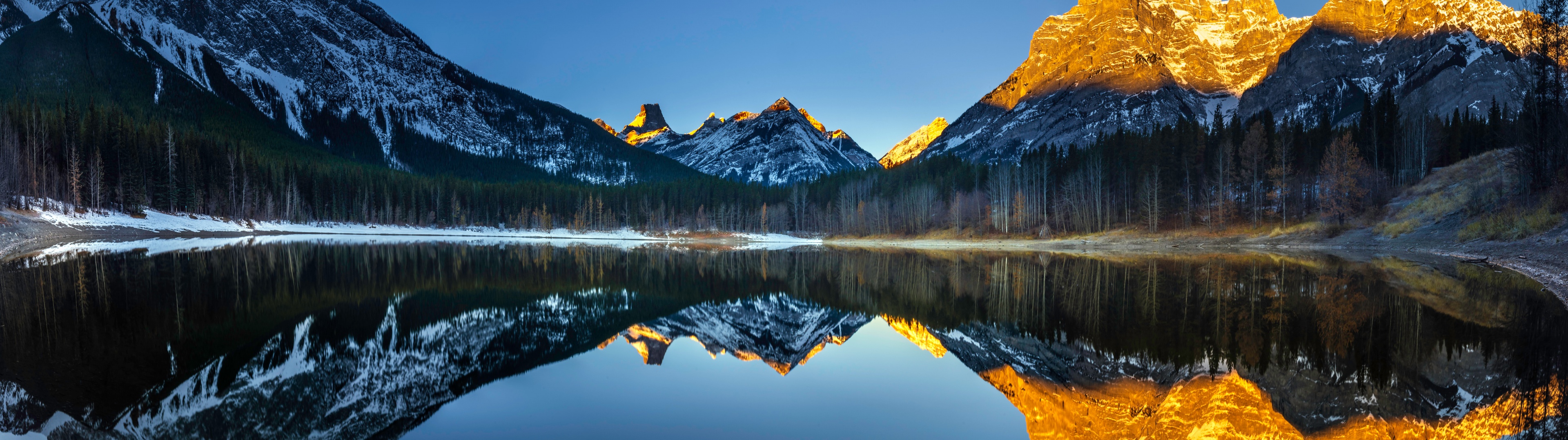 Thiên nhiên luôn đẹp đến kỳ diệu. Nếu bạn yêu thích những bức tranh thiên nhiên tuyệt đẹp, thì không thể bỏ qua hình nền đầm Wedge 4K được chụp tại vườn quốc gia Banff. Với màu xanh ngắt của đầm nước kết hợp với những ngọn núi đá trùng điệp, bạn sẽ cảm nhận được sự hòa quyện giữa con người và thiên nhiên.