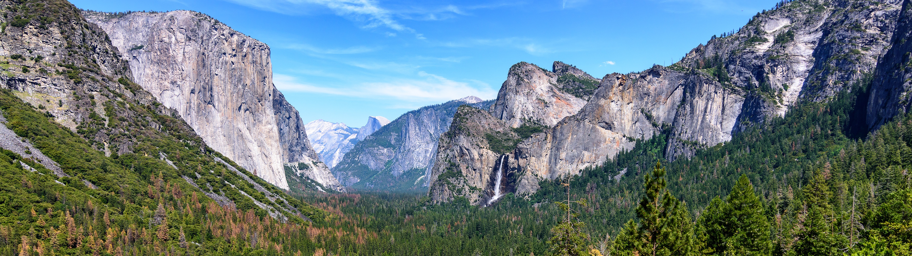 Nếu bạn yêu thích thiên nhiên hoang sơ và đặc biệt là vùng California, chắc chắn bạn không thể bỏ qua đồi núi Yosemite và ảnh nền 4K đầy hoành tráng này. Tận dụng sức mạnh của màn hình của bạn để tận hưởng cảm giác đứng giữa vườn quốc gia Yosemite, nhìn thấy đỉnh núi, dòng suối và những ánh mặt trời đỏ rực. Hãy tải ngay những bức ảnh nền Yosemite 4K này và hòa mình vào thiên nhiên tuyệt đẹp này!