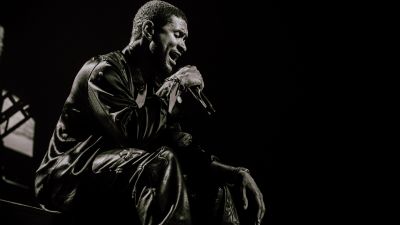 Usher, 8K, Live concert, American singer, Dark background, Monochrome