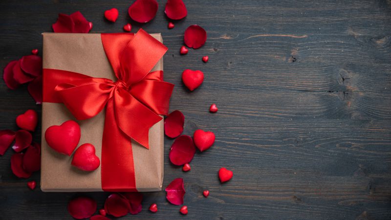 Gift box, Red hearts, Wooden background, Rose Petals, 5K, Wallpaper