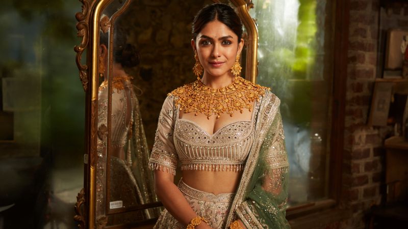 Mrunal Thakur, Traditional, Indian actress, 5K, Wallpaper