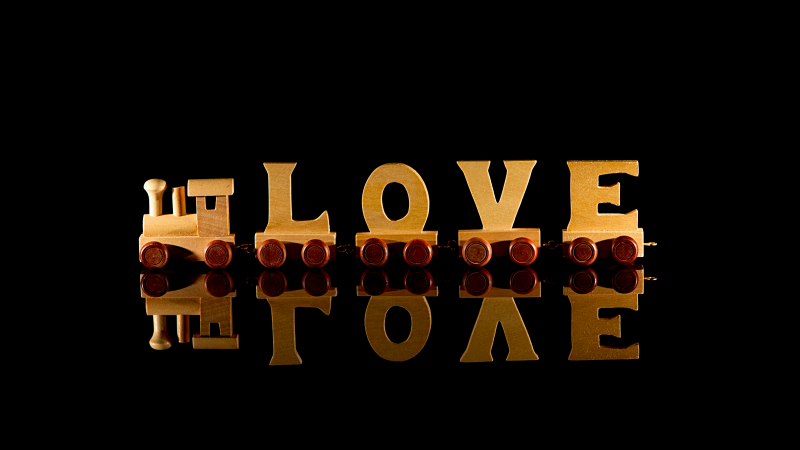 Love text, Wooden letters, 5K, 8K, Black background, Reflections