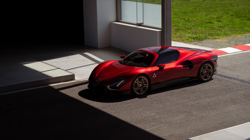 Alfa Romeo 33 Stradale, Hanger, Asphalt, 5K, Race track, Red cars