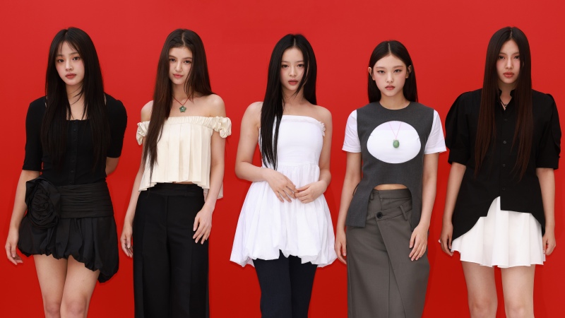NewJeans, Red background 8K, Minji, Hanni, Danielle, Haerin, Hyein