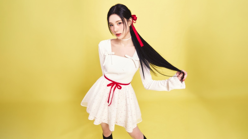 JUUN, Hearts2Hearts RUDE, Yellow background 5K