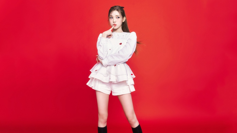 YUHA, Hearts2Hearts RUDE, Red background, 5K