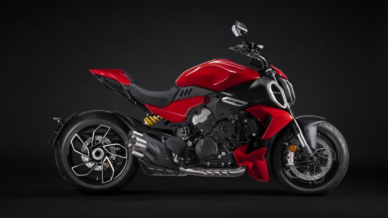 Ducati Diavel V4, 8K, 2023, Muscle cruiser, Sports bikes, Dark background, Sport cruiser, Wallpaper