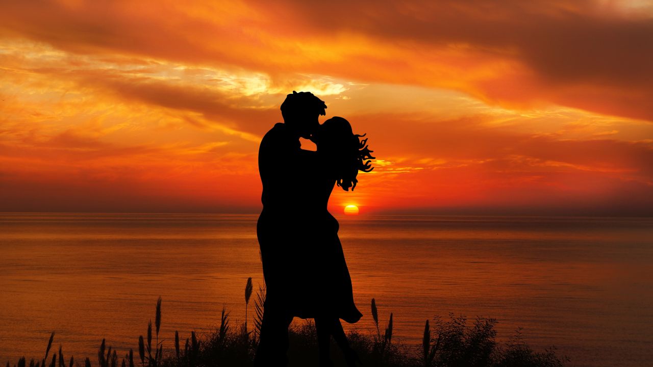 Couple Wallpaper 4K, Romantic kiss, Silhouette, Sunset