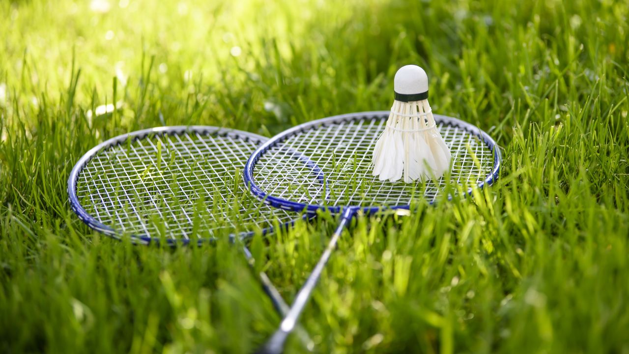 Badminton Wallpaper 4K, Rackets, Shuttlecocks