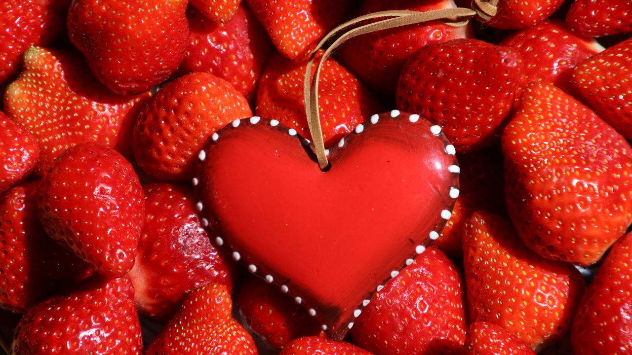 red heart strawberries fruits fresh red background 5k
