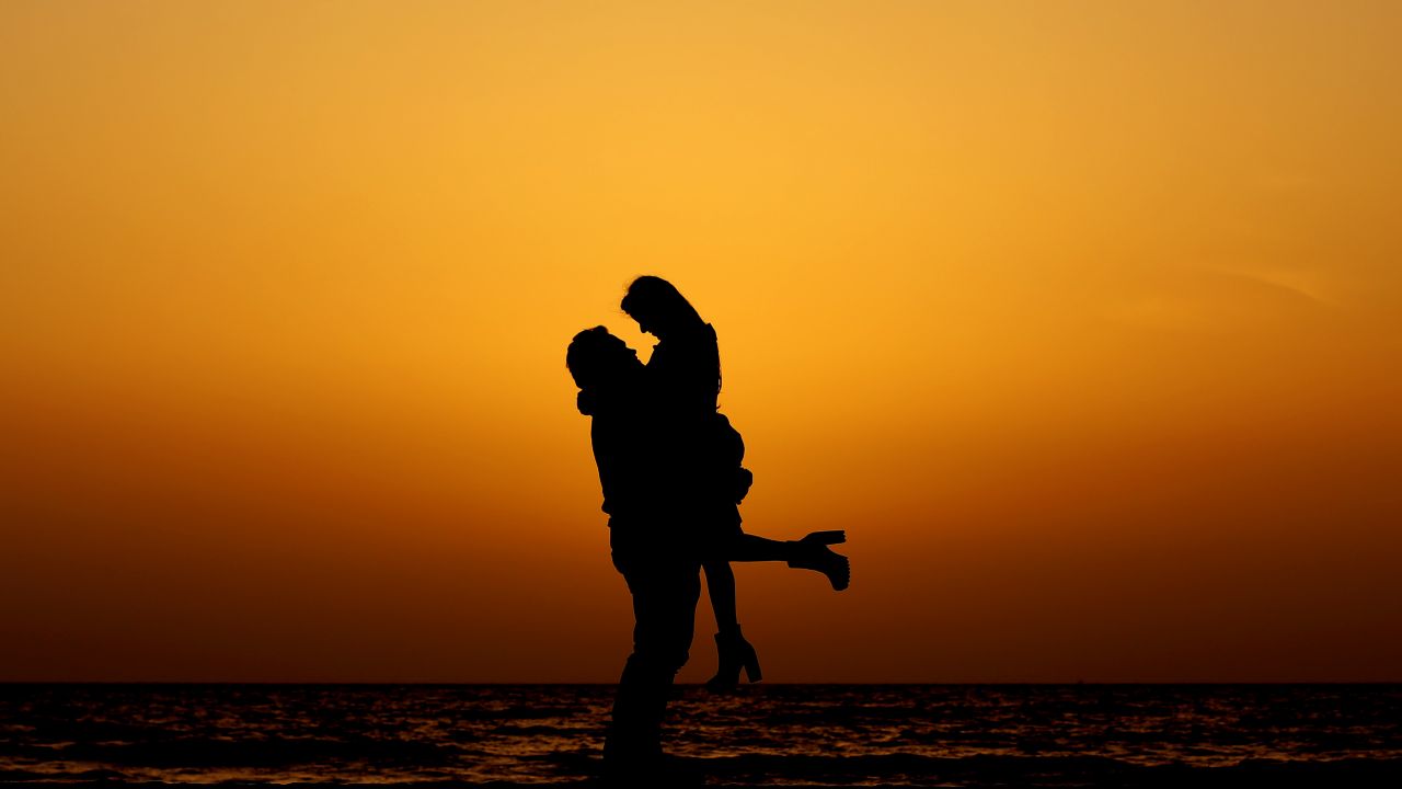 Couple Wallpaper 4K, Silhouette, Sunset, Beach, Romantic, Date night