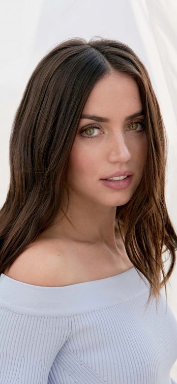 Ana de Armas, Smile