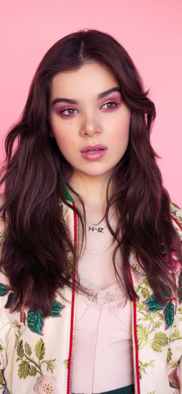 Hailee Steinfeld, Pastel pink, Portrait