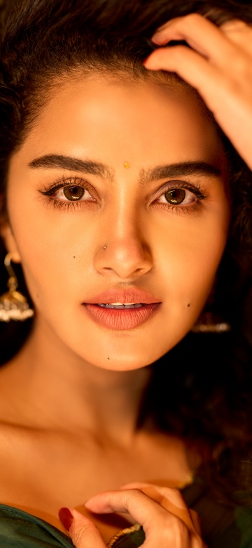 Anupama Parameswaran iPhone wallpaper