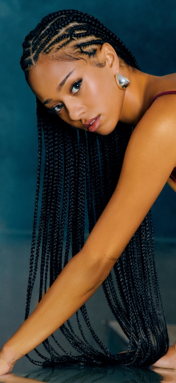 Manon, Braided hair