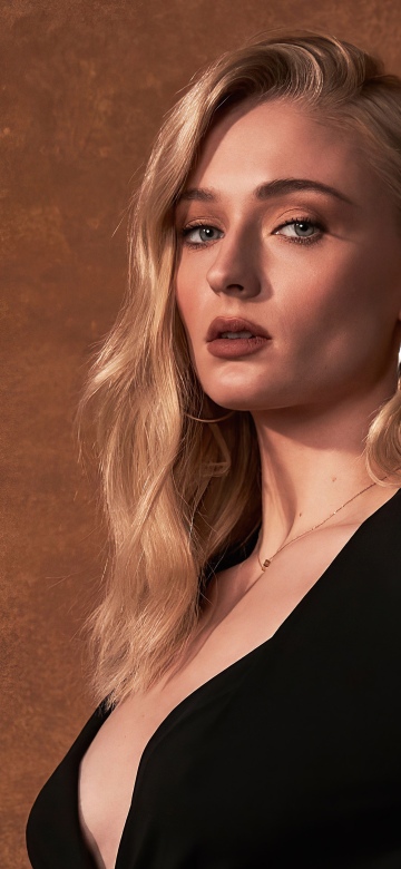Sophie Turner, Brown background