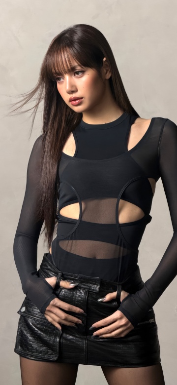 Lisa, Black outfit