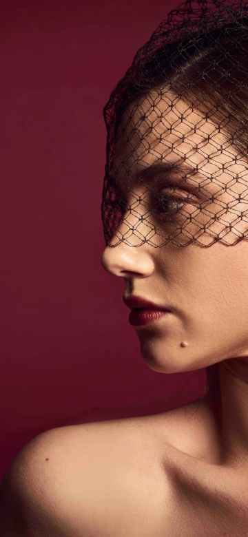 Lili Reinhart, Red background