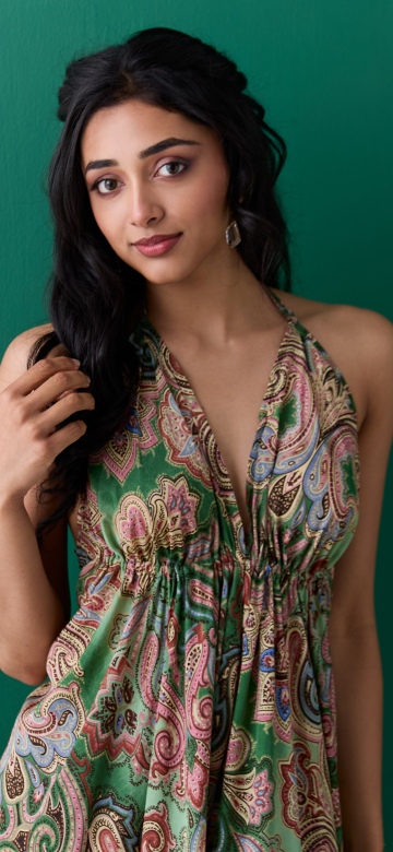 Preity Mukhundhan, Green background'