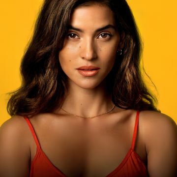 Adria Arjona, Puerto Rican actress, Yellow background