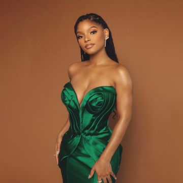 Halle Bailey, 5K, American actress, Brown background